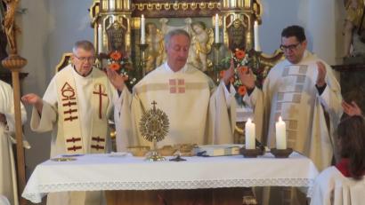 Bild: rha
Den letzten Gottesdienst des Bergfestes zelebrierten (von links) Diakon Dieter Gerstacker, Pfarrer Dietmar Schindler, Generalvikar Michael Fuchs, Dekan Walter Hellauer und Pfarrvikar Hruday Kumar Madanu.