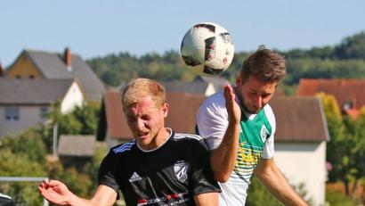 Bild: Heinrich Weiß
Der SV Mitterteich feierte am Sonntag einen wichtigen 3:1-Erfolg beim TSV Sonnefeld. Das Bild zeigt Matthias Männl (rechts), den Schützen des 2:0, im Luftkampf mit dem Sonnefelder Tobias Bauer.