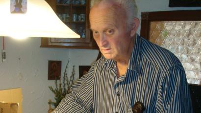 Bild: wmr
Schnitzer Adolf Gold beim sorgfältigen Verpacken der von ihm in Handarbeit geschaffenen Holzanhänger.