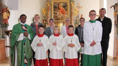 Bild: pi
Pfarrer Julius Johnrose (links) freut sich, dass Bastian Völkl, Katharina Götz und Christoph Bock (vorne, von links) künftig als Ministranten am Altar stehen werden.