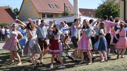 Bild: bö
Die Mendorferbucher Kirwapaare machen es möglich - das Mühlradl dreht sich bei der Egelsheimer Kirwa. Sehr zur Freude der Gäste.