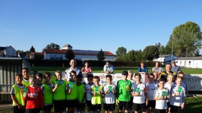 Bild: jzk
Die Kemnather Betreuer Jürgen Braunreuther und Ramiz Toqani und Stefan Dötsch vom TSV Kastl freuen sich mit ihren Jugendmannschaften über die Unterstützung des Bayerischen Fußballverbandes.