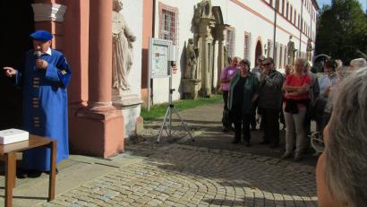 Bild: sck
Schon am Kirchenportal klang den Teilnehmern an der Kirchenführung von Luitpold Dietl der Gesang der Michelfelder Moidla entgegen