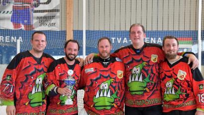 Bild: Sebastian Martin
Sebastian Martin, Dominik Held, Benjamin Koppmann, Ralf Grimaldi, Maxi Zierock (von links) von den Pleystein Piranhas nach dem Spiel gegen den TV Augsburg II.