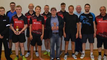 Bild: tob
Christian Brabec (Dritter von links) und Bernhard Jambor (Siebter von links) wurden Vereinsmeister 2018.