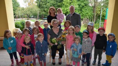 Bild: jr
Birgit Rosner (Mitte) feierte im Kinderhaus „Mutter vom guten Rat“ 25-jähriges Dienstjubiläum als Kinderpflegerin. Es gratulierten neben den Kindern der Nachmittagsgruppe auch Bürgermeister Max Bindl und Kinderhausleiterin Imke Steinert (hinten, von rechts).