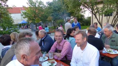 Bild: gto
Ortsvorsitzender Peter Göbl (kariertes Hemd) begrüßt Bürgermeister Alwin Märkl (rechts), 2. Bürgermeister Franz Weiß (blaue Jacke) sowie Landtagsabgeordneten Harald Schwartz (links). Sie waren in Begleitung einer Delegation der Partnergemeinde Dürrröhrsdorf.