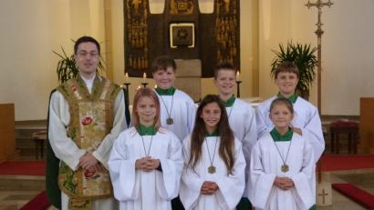 Bild: hok
Die neuen Ministranten mit Pfarrer Stephan Rödl