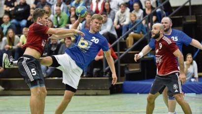 Bild: Alfred Schwarzmeier
Matthias Werner vom HC Weiden (am Ball) im Spiel gegen die TS Herzogenaurach