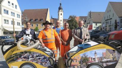 Bild: Hirsch
Oberbürgermeister Andreas Feller und Bauhofleiter Hans Graßmann stellten die Wägen für die Straßenreiniger vor