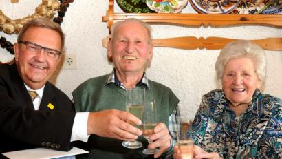 Bild: Stephan Huber
Mit Sekt stößt Bürgermeister Martin Preuß (links) mit Georg und Theresia Seidl auf deren 70. Hochzeitstag an.