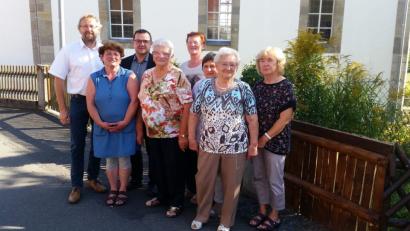 Bild: jzk
Zweiter Bürgermeister Hermann Schraml, Stadtpfarrer Konrad Amschl, Rita Ponnath (hinten von links), die beiden Töchter Erna und Brigitte, Theresia Mayer aus Kaibitz (Zweite von rechts) und Schwägerin Babette (rechts) gratulieren Elsa Rauch (Vierte von links) zum 80. Geburtstag.
