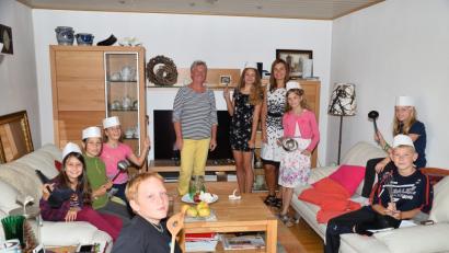 Bild: fjo
Wohnzimmer, Küche und Esszimmer stellt Sieglinde Riedl (stehend, links) mitsamt ihren Kochkünsten in den Dienst der guten Sache.