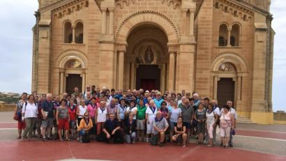 Bild: hzi
Die Pilgergruppe der Regensburger Diözesanfußwallfahrer ist unterwegs auf den Inseln Malta und Gozo. Dabei gibt es viel Historisches zu bestaunen.