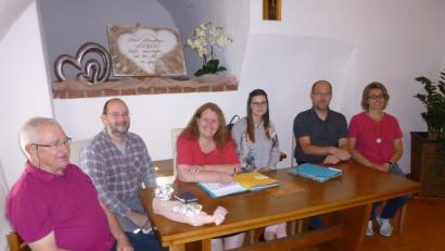 Bild: is
v.l.n.r.: VdK Ortsvorsitzender Anton Gareis (von links), Pressaths zweiter Bürgermeister Max Schwärzer, VdK-Sozialrechtsberaterin Waltraud Balk sowie (von rechts) Carmen Pepiuk (Bürgermeisterin von Trabitz) und Torsten Hallmann (Bürgermeister von Schwarzenbach) begrüßen die neue VdK-Kreisgeschäftsführerin Sarah Kellner (Dritte von rechts).