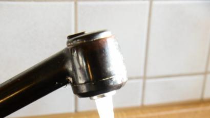 Bild: bey
Beim Aufdrehen des Wasserhahns sprudelt es auch in der Kasse des Markts: Die Verbrauchsgebühren pro Kubikmeter Trinkwasser steigen von 1,75 auf 1,90 Euro.