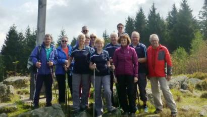 Bild: exb
Die Teilnehmer der Fahrt des TSV Pressath stellen sich auf dem Gipfel des Pröller zum Erinnerungsfoto auf.