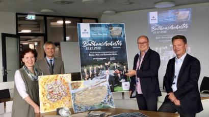 Bild: ske
Die Verantwortlichen freuen sich auf Konzert und Ausstellung unter dem Motto "Bilder, Hits und Schnelle Welle".