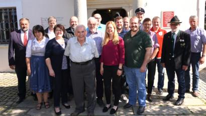 Bild: fvo
Andreas Schön (Vorne, Mitte) aus Lennesrieth feiert beim Hammerwirt in Neuenhammer 85. Geburtstag.