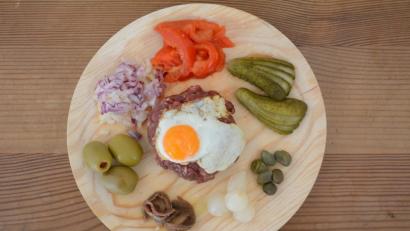 Bild:  Gabi Schönberger
Erlaubt ist, was gefällt: Die aromagebenden Zutaten werden rund um das Tartar angerichtet.