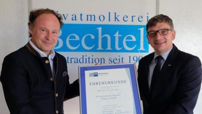 Bild: mab
IHK-Geschäftsführer Manuel Lischka (rechts) überreicht zum 110-Jährigen Bestehen der Privatmolkerei Bechtel an Geschäftsführer René Guhl (links) eine Jubiläumsurkunde.