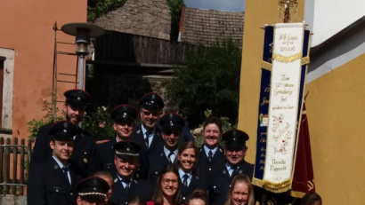 Bild: sl
Die Feuerwehr Lerau um Vorsitzenden Peter Schwabl (links) gratuliert Veronika Rupprecht und Josef Hirmer zur Hochzeit.