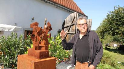 Bild: frd
Diese Skulptur mit dem Namen „Trag mich ein Stück“, wird der Kunstverein von Künstler Heiko Herrmann erwerben und auf dem Dorfplatz, nahe dem Maibaum, aufstellen.