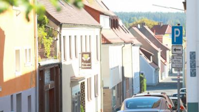 Bild: njn
Wer in der Pfarrgasse länger als zwei Stunden parkt, riskiert ein Knöllchen. Dass soll sich demnächst ändern.