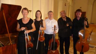 Bild: Reinhold Tietz
Werke von Haydn, Schubert und Beethoven stehen auf dem Programm des Romantikkonzerts in Waldsassen mit (von links) Brigitte Gerlinghaus, Stefanie Heinrich, Hermann Heinrich, Christoph Hammer und Axel von Huene.