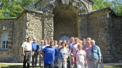 Bild: jzk
Nach dem Erinnerungsfoto beim Morgenländischen Bau (Bild) erkunden die Senioren den Felsengarten Sanspareil.
