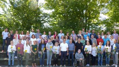 Bild: pad
Mit Blumen begrüßt das Lehrerkollegium der Krötensee-Mittelschule seine Neuzugänge. In der ersten Reihe (von links): Stefanie Löffler, Alexander Heimler, Verena Englhardt, Katharina Metzl, Michaela Frey, Brigitte Harrer-Maul, Stefanie Luschek, Rektor Peter Danninger, Konrektor Harald Röbl, Fachoberlehrer Karlheinz Gorzella, Corinna Fordermaier, Ramona Niebler, Yeliz Cevik, Julia Plutz und Christoph Marx.