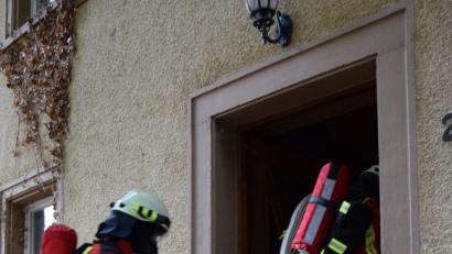 Bild: mde
Mit Schlauchtragekorb, geschultertem Schlauchpaket und der Wärmebildkamera geht der erste Atemschutztrupp in das Gebäude vor.