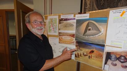 Bild: hm
Der Kreisheimatpfleger für Archäologie Kurt Engelhardt berichtete über die Funde im Norden von Iffelsdorf.