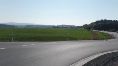 Bild: Brendel, Hubert (BR)
Auf einer Fläche von knapp über elf Hektar entlang der Staatsstraße 2665 Kemnath–Kastl (rechts) ist das „Gewerbe- und Industriegebiet Kemnath-West III“ geplant. Der Stadtrat beschließt hierfür die Aufstellung eines Bebauungsplanes.