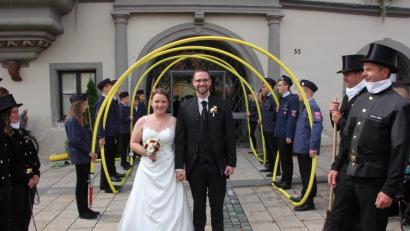 Bild: kro
Gut gelaunt verlassen Franziska und Marcel Schenkl das Standesamt.