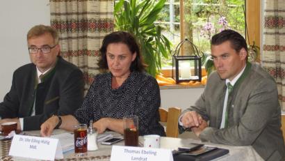 Bild: mmj
MdL Ute Eiling-Hütig, Mitglied im Ausschuss "Gesundheit und Pflege" (im Bild mit MdL Alexander Flierl und Landrat Thomas Ebeling), sprach beim CSU-Kreisverband über Themen zur Sozialpolitik.