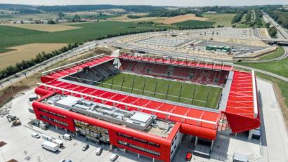 Bild:  Armin Weigel/dpa
Die Regensburger Continental Arena, aufgenommen aus der Luft. Am Mittwochabend findet dort eine Feuerwehr-Großübung statt.