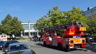 Bild: Dobmeier
Die Drehleiter der Feuerwehr Weiden kommt zum Glück an der Berufsschule nicht zum Einsatz.