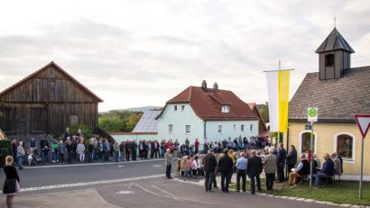 Bild: bkr
Abendliche Stimmung begleitet den Vorabendgottesdienst an der Kapelle. Die Dorfstraße ist für die Dauer der heiligen Messe gesperrt.