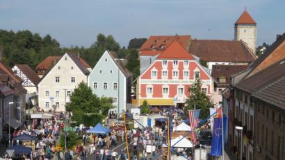 Bild: rha
Buntes Markttreiben: Der diesjährige Herbstmarkt in Vilseck steht an diesem Sonntag unter dem Motto „Weil Heimat lebendig ist“.