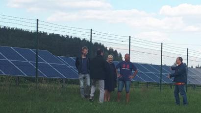 Bild: dob
Mitglieder der Freien Wähler besichtigen die Freiflächen-Photovoltaikanlagen in Lohma und sehen ihre zuvor geäußerten Bedenken als unbegründet. Jetzt fordern die Freien Wähler eine schnelle Umsetzung in Vohenstrauß.