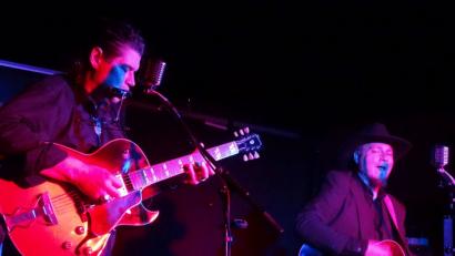 Bild: Wolfgang Houschka
Country, Rock ’n’ Roll und Hillbilly mixen sie zu einem unterhaltsamen Abend: Martin Langer (links) und Roman Hofbauer sind die „Folsom Prsion Band“.