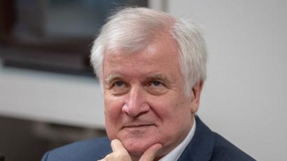 Bild:  Armin Weigel/dpa
Bundesinnenminister Horst Seehofer (CSU) spricht im Regensburger Presseclub zu Journalisten.