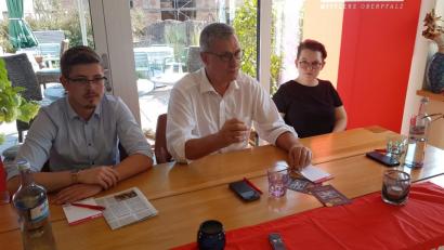 Bild: Dotzler
Landtagskandidatin Eva Kappl (rechts) und der Oberpfälzer Spitzenkandidat Marius J. Brey freuten sich, dass Linken-Parteivorsitzender Bernd Riexinger ihrer Einland ins Cafè Lawendls gefolgt ist.
