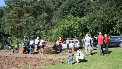 Bild: bjp
Für die Reiferen eine Jugenderinnerung, für die Jüngeren eine Attraktion aus vergangener Zeit: Der gut gepflegte Samro-Kartoffelvollernter der Zessauer Bulldogfreunde von 1952 leistet noch immer gute Dienste. Zuvor hatte Hans Prösl mit seinem pflugscharbewehrten "Allgaier" von 1949 den Boden aufgebrochen. Bild: bjp