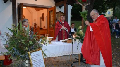 Bild: jr
Stadtpfarrer Anton Witt (rechts) segnete ein gesticktes „Vater unser“. Hinter dem Altar Kaplan Dr. Matthias Nowotny.