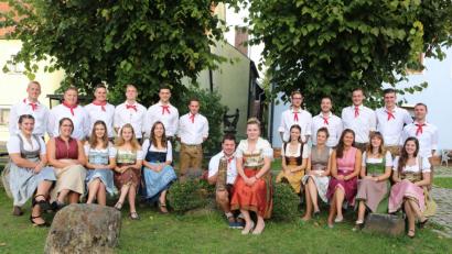 Bild: exb
Rund um den Dorfbrunnen postieren sich die Eschenfeldener Kirwapaare zum Gruppenfoto.