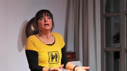 Bild: Dagmar Williamson
"Lass uns Freunde bleiben": Rena Schwarz träumt nach der Trennung von Luis de Funes mit Böller im Po.
