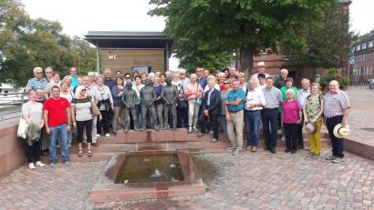 Bild: ads
Um die Drei Staffel-Brunzer, der Stadt-Brunnen von Miltenberg am Main-Ufer, versammelt sich die SPD-Reisegruppe aus Schnaittenbach mit Annette Pruy und Uwe Bergmann (vorne von links) für ein Gruppenfoto.