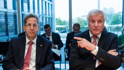 Bild: Bernd von Jutrczenka/dpa
Horst Seehofer (rechts), Bundesminister für Inneres, Heimat und Bau, und Hans-Georg Maaßen, bisher Präsident des Bundesamts für Verfassungsschutz (BfV).